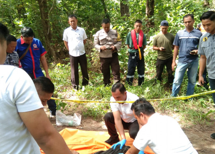 Pria Gondrong itu Ditemukan Sudah Meninggal Dunia,Tergeletak di Daratan Pintu Alur Pelabuhan Pulau Baai