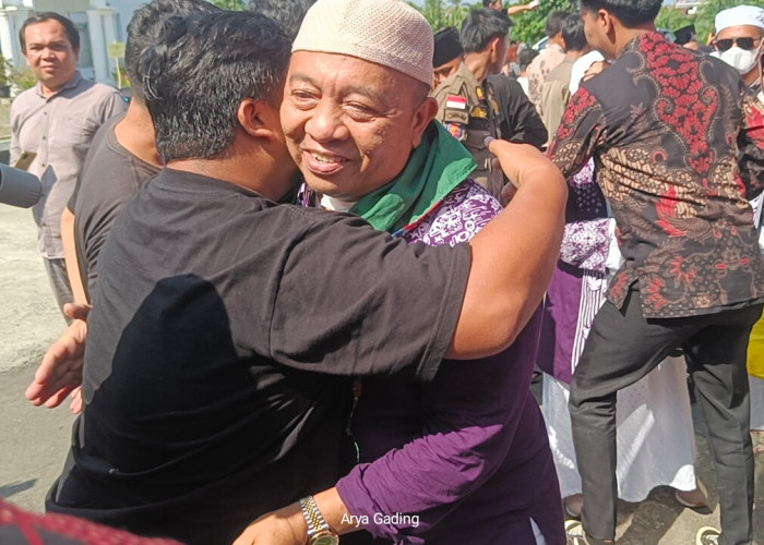 Kepulangan 170 Jemaah Haji Asal Seluma Disambut Tangis Haru, Satu Orang Masih Dirawat di RSUP M. Jamil Padang