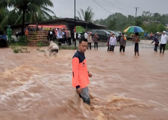 Jalan Taba Lagan - Pagar Gunung Terendam Banjir, Arus Lalulintas Tersumbat 