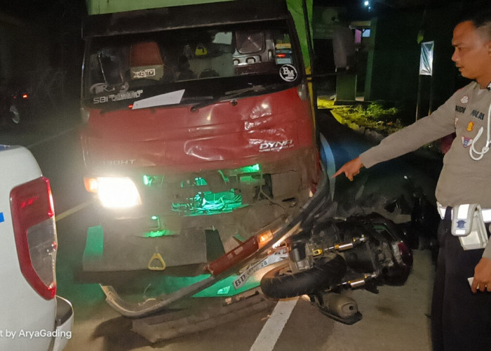 Pulang dari Pesta Nikah, Pengendara Motor Tabrak Truk, Kondisinya Cukup Serius