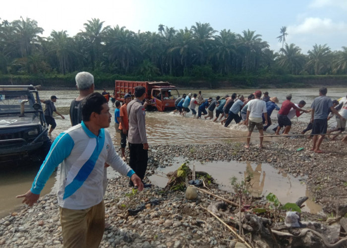 Heboh! Dump Truk Terseret Air Bah Sungai Alas, Begini Kondisi Sopirnya 