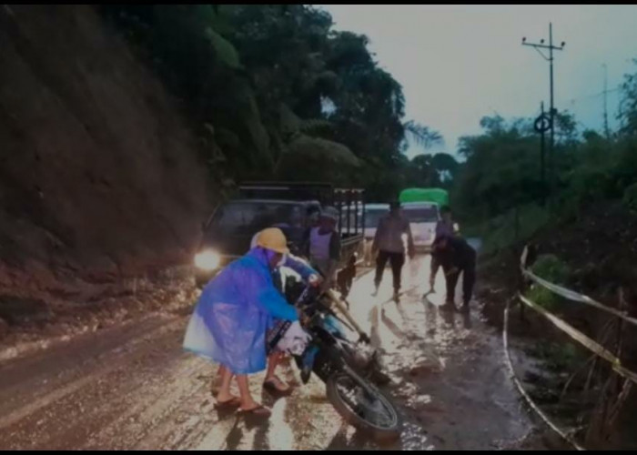 Jalan Lintas Curup-Lubuk Linggau kembali Longsor, Arus Kendaraan Sempat Macet 2 Jam