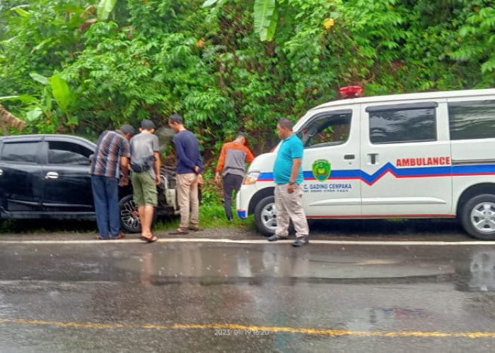 Mobil Ambulans Melintas, Ini Aturan Penting Bagi Kendaraan Lain   