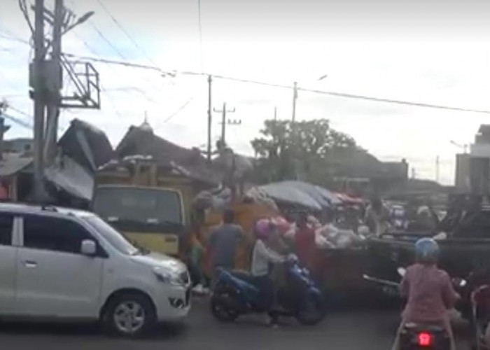 Pedagang Takjil Tidak Dipungut Retribusi Sampah, Jika Ada yang Menarik Dipastikan Bukan Petugas DLH