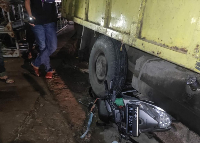 Kecelakaan di Penurunan, Sepeda Motor Terjepit Bawah Truk