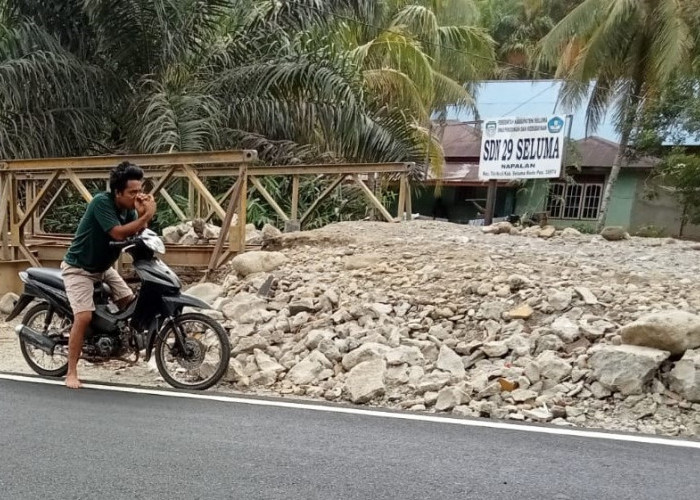 Wali Murid Sesalkan Sisa Material Proyek Jembatan Tutupi Jalan Alternatif Menuju Sekolah