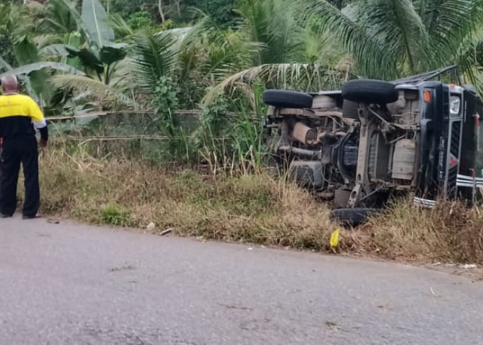 Hindari Tabrakan, L300 Berputar 180 Derajat 