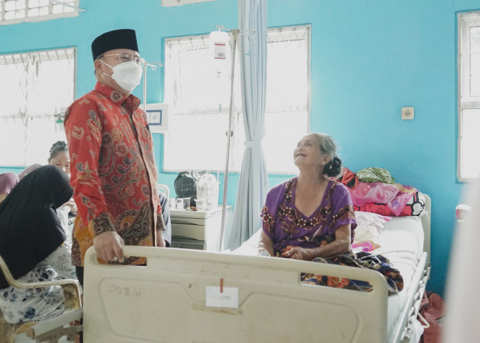Lagi di Kampung Halaman, Gubernur Rohidin Sempatkan Jenguk Pasien di Rumah Sakit Hasanudin Damrah Manna