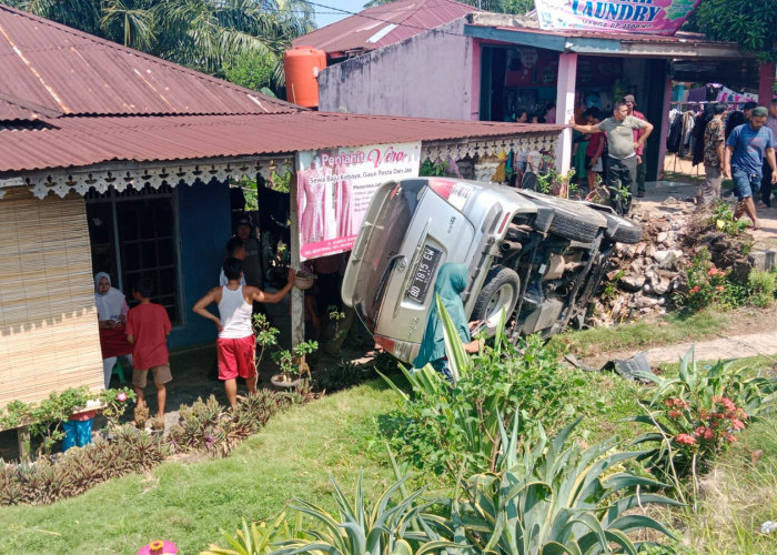 Sopir Tidak Konsentrasi, Minibus Nyungsep di Teras Rumah