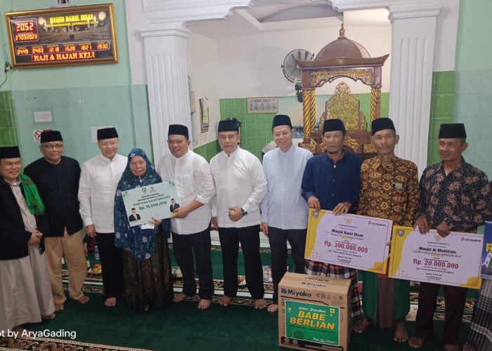 Safari Ramadhan di Seluma, Gubernur Rohidin Bawa Bantuan Rp 1,5 Miliar untuk Mesjid dan Pura