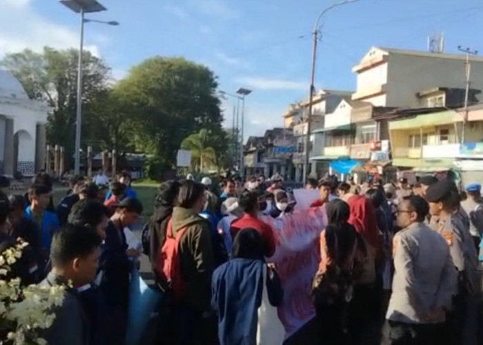 Kunjungan Wapres Diwarnai Demo, Puluhan Mahasiswa Kumpul di Kawasan Baru Koto