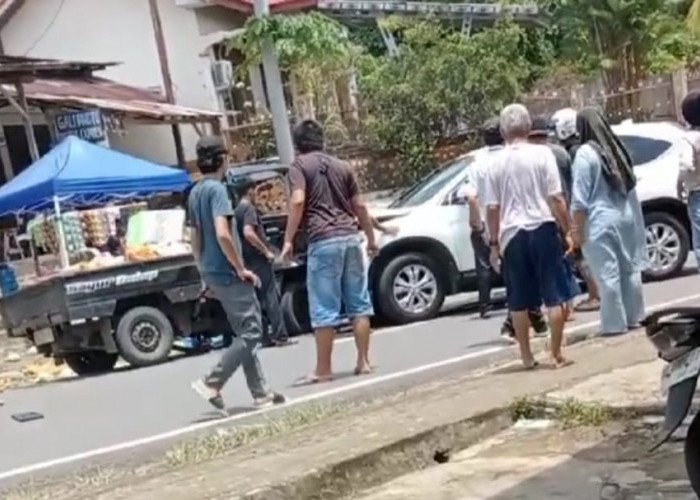 Minibus Honda CRV Tabrakan Dengan Carry Futura Pikap, Sopirnya Terjepit Begini Kondisinya 