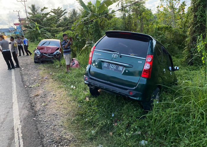 Gagal Nyalip, Avanza Tabrakan dengan Brio di Nakau Talang Empat 