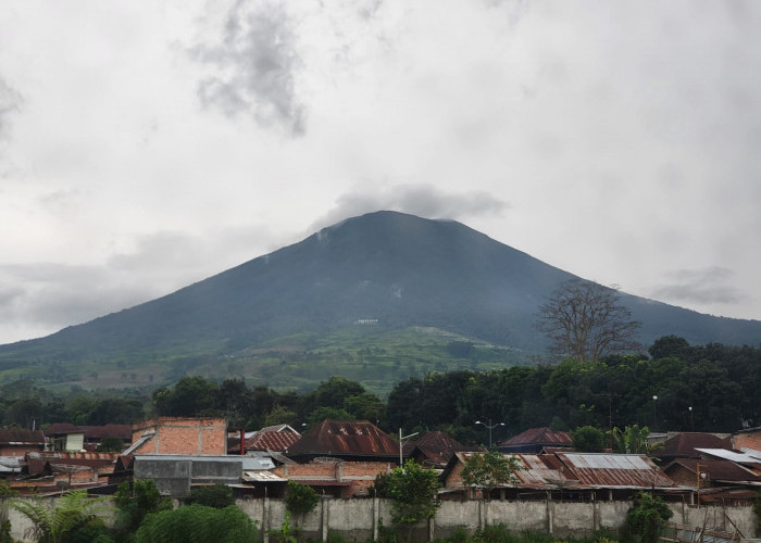 WASPADA, Gunung Dempo Erupsi, Warga Diminta Tidak Beraktivitas dalam Radius 1 Kilometer