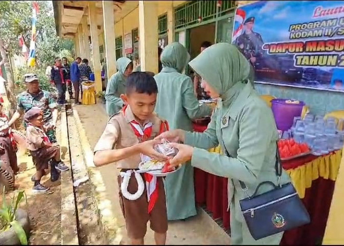 TNI Kodim 0423 Bagi-bagi Makanan 4 Sehat 5 Sempurna ke Siswa SD dan Paud