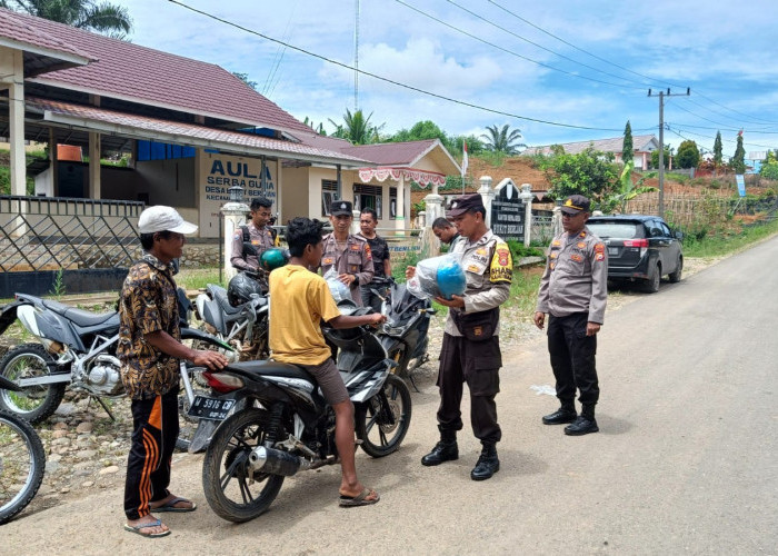 Terima Kasih Pak Polisi, Puluhan Pengendara Dapat Helm Gratis