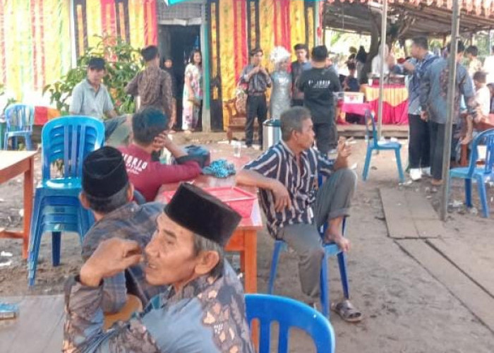 Pelaminan Hancur, Tenda Resepsi Pernikahan di Pasar Tebat Roboh Diterpa Angin Kencang