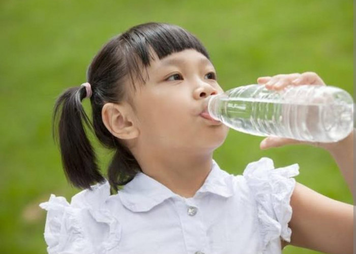 Bunda, Air Mineral pH Tinggi Baik untuk Kesehatan si Kecil, Ini Rekomendasi Produknya 