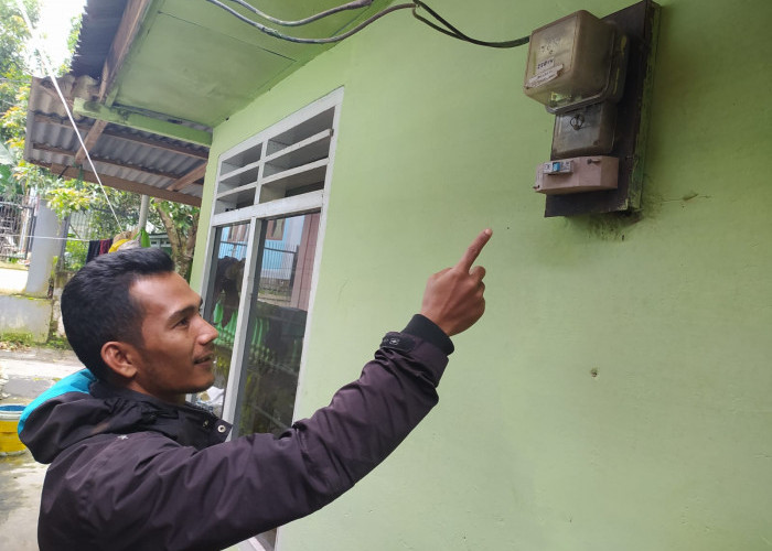 PLN Salah Cabut, Aliran Listrik di Rumah Penggali Kubur Kembali Dipasang