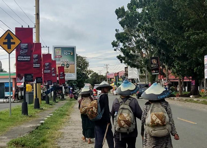 Berpakaian Ala Joko Kendil, Satu Keluarga Sudah 7 Tahun Berkelana, Apa yang Dicari