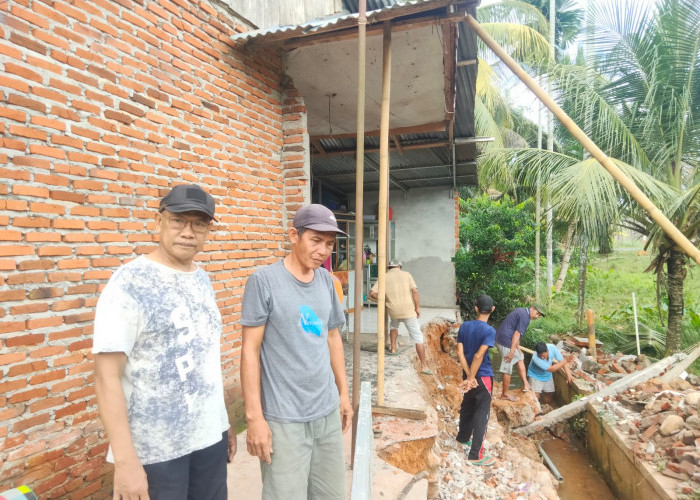 Hujan Deras, Dinding Rumah Pedagang Sayur di Bumi Ayu Runtuh Akibat Banjir 