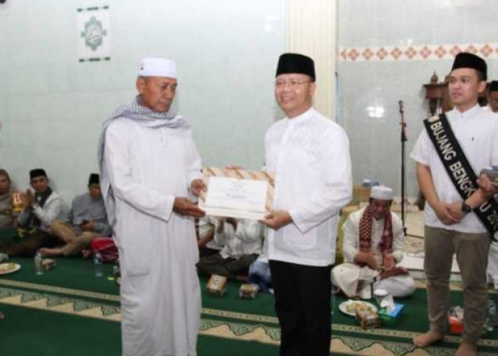 Safari Ramadan Gubernur, Gelar Pasar Murah dan Penyerahan Miliaran Dana Hibah