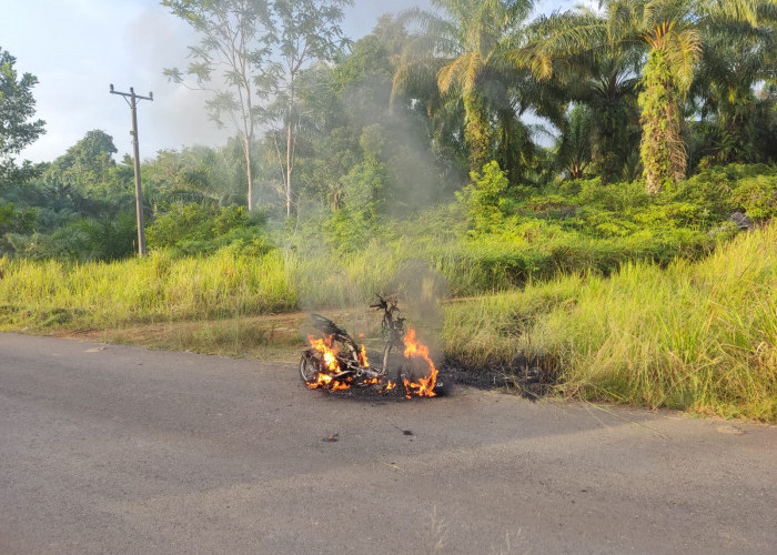 Sepeda Motor Mati Mendadak, Kemudian Muncul Api lalu Terbakar 