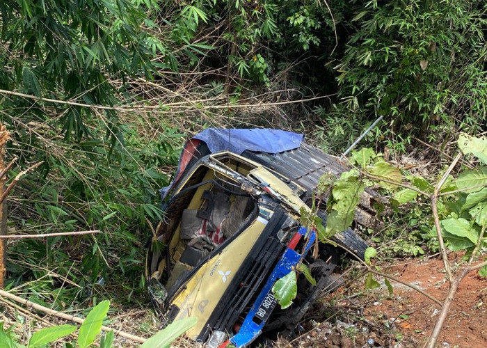 Gagal Menanjak, Truk Pengangkut Semen Hantam Calya di Liku Sembilan