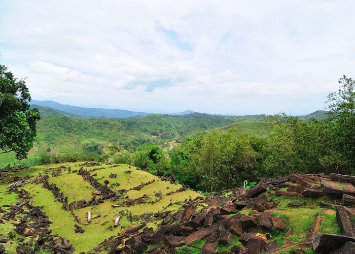 Ingin Berkunjung ke Gunung Padang? Berikut Informasi yang Wajib Kamu Ketahui Sebelum Datang