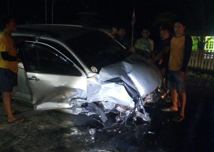 Gagal Menyalip, Toyota Rush Hantam Gerbang Masjid hingga Roda Terlepas