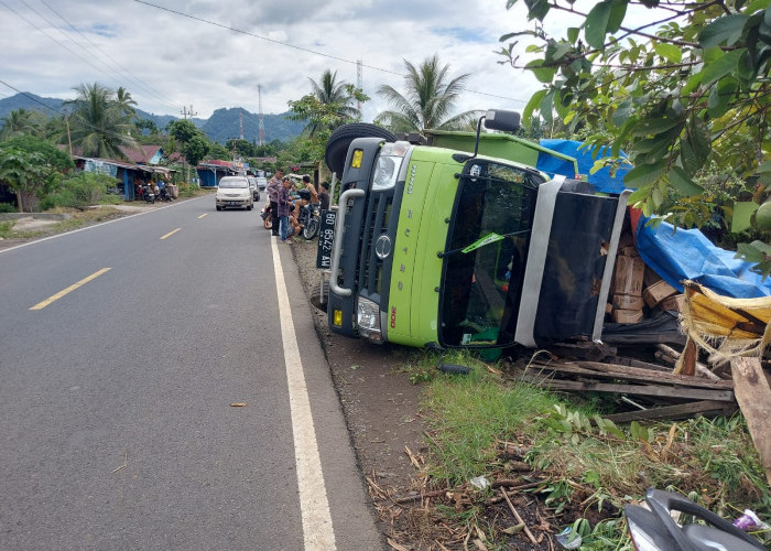 Sopir Kelelahan, Truk Pengangkut Minyak Goreng Terguling