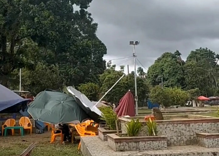 Pengunjung Alun-alun Arga Makmur Berhamburan