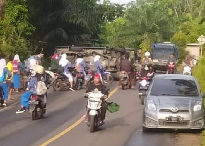 Sopir Mengantuk, Mobil L300 Melintang di Badan Jalan Seluma-Manna