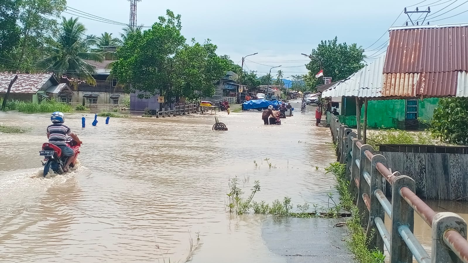 Banjir Tutup Akses Jalan Tanjung Agung