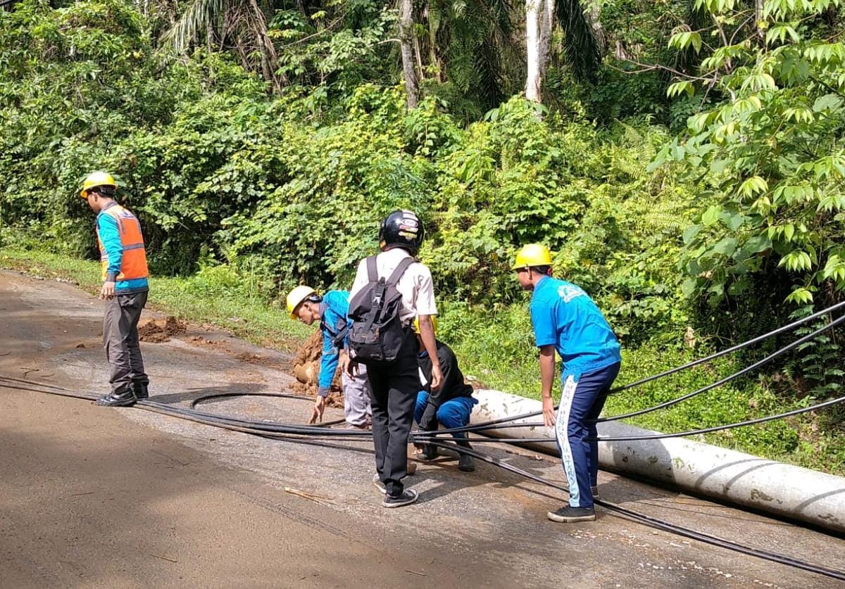 4 Tiang Listrik Roboh, Listrik di Beberapa Kecamatan Padam