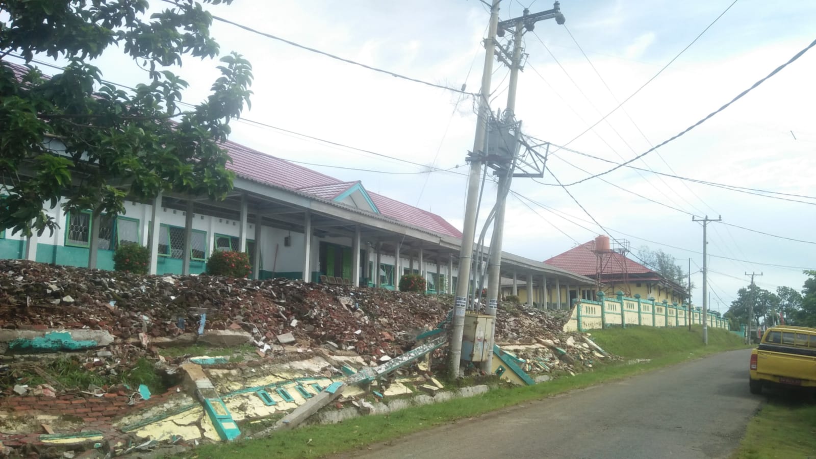 Tembok Pagar RSKJ Roboh, Tiang Listrik Nyaris Ambruk