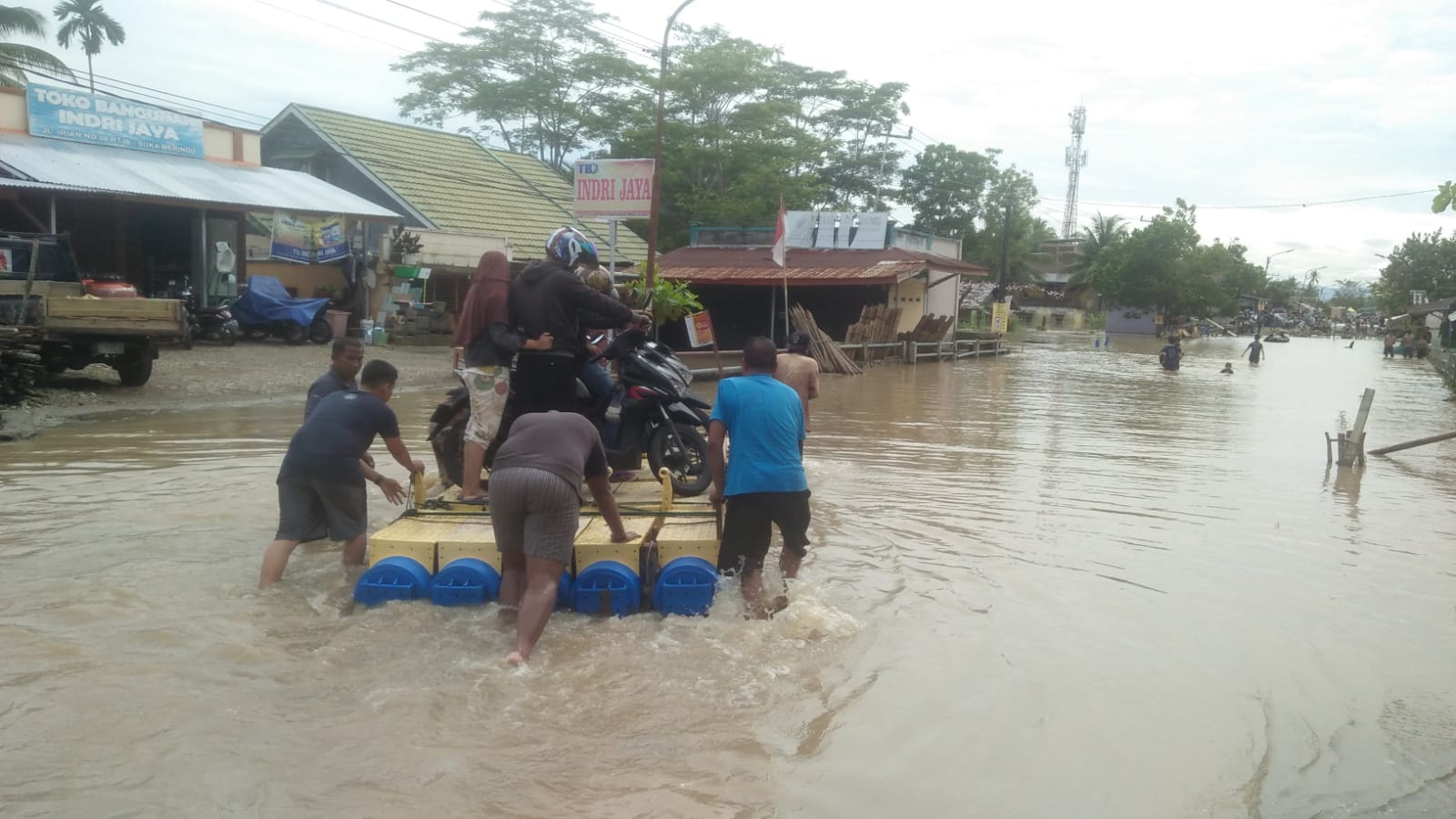 Bantu Akses Penyeberangan, Warga Buat Rakit Darurat