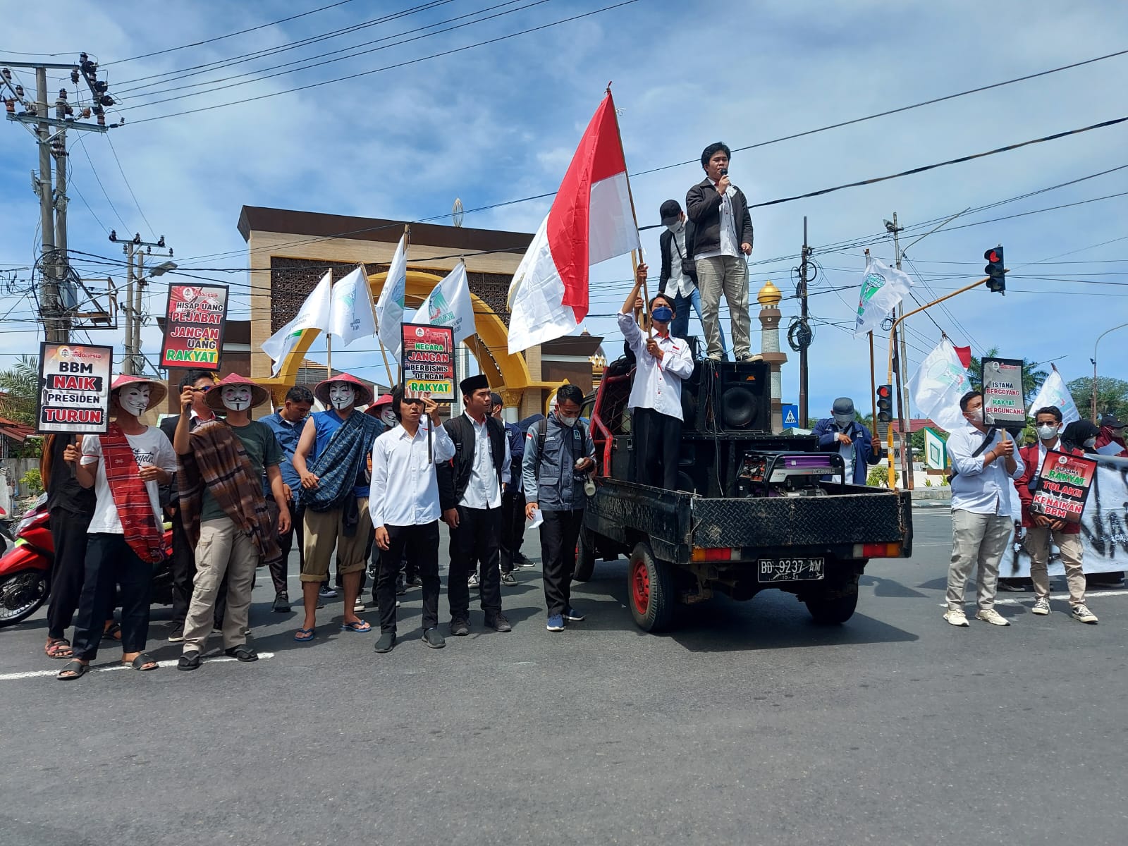 Tolak Kenaikan BBM, KAMMI Dorong Kendaraan Ke Lokasi Demo