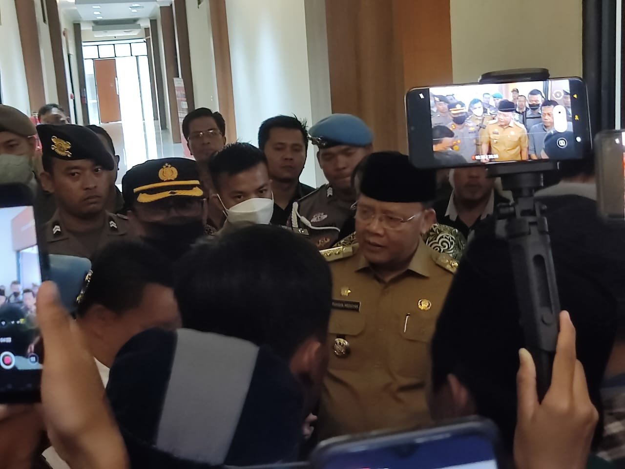 Masuk ke Gedung DPRD, Massa Minta Seluruh Dewan Berkumpul