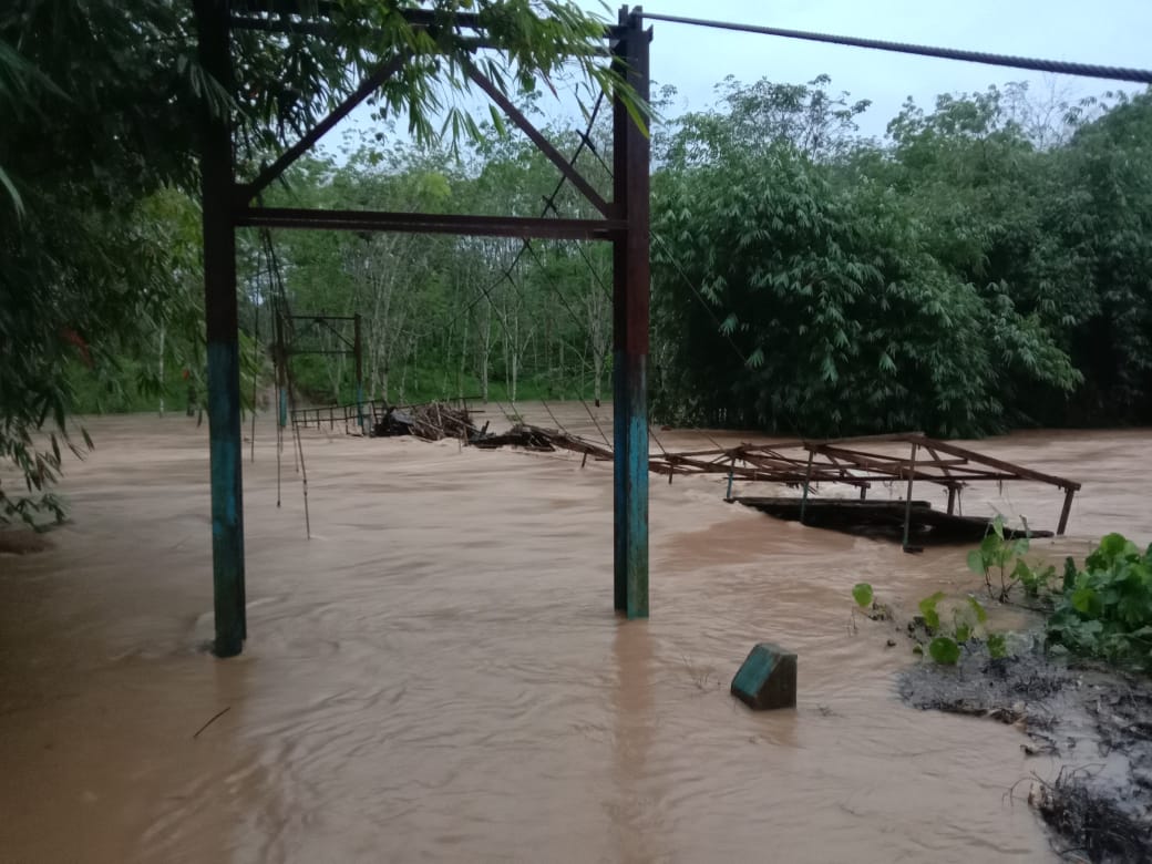 Air Sungai Meluap, Jembatan Gantung Desa Gembung Raya Putus