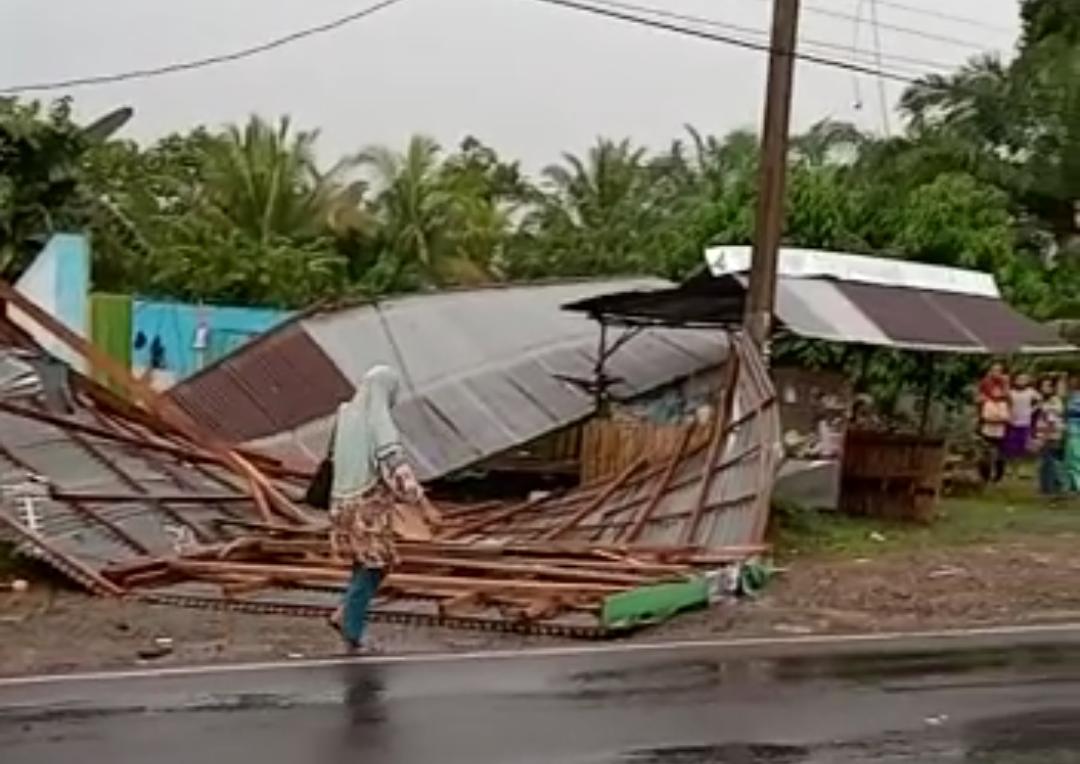 Diterjang Puting Beliung, Belasan Rumah di Benteng Rusak