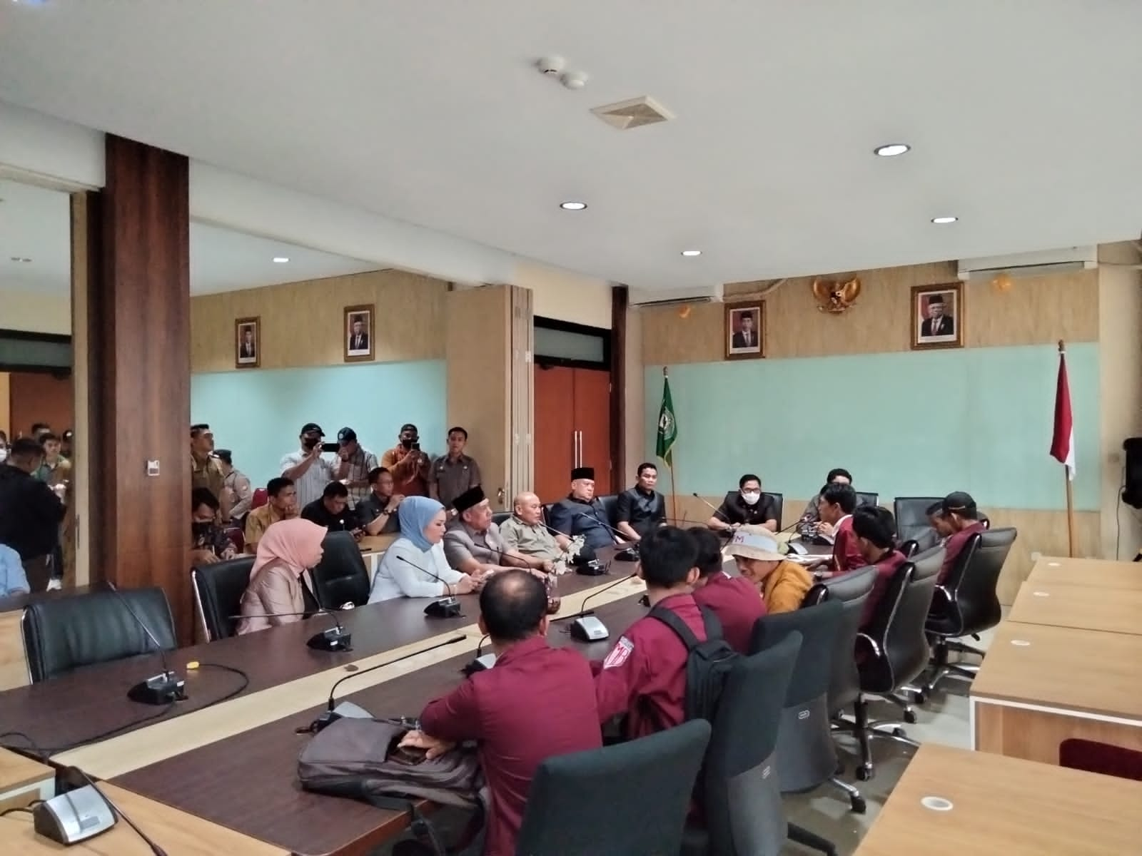 8 orang Perwakilan Massa Temui Dewan Provinsi