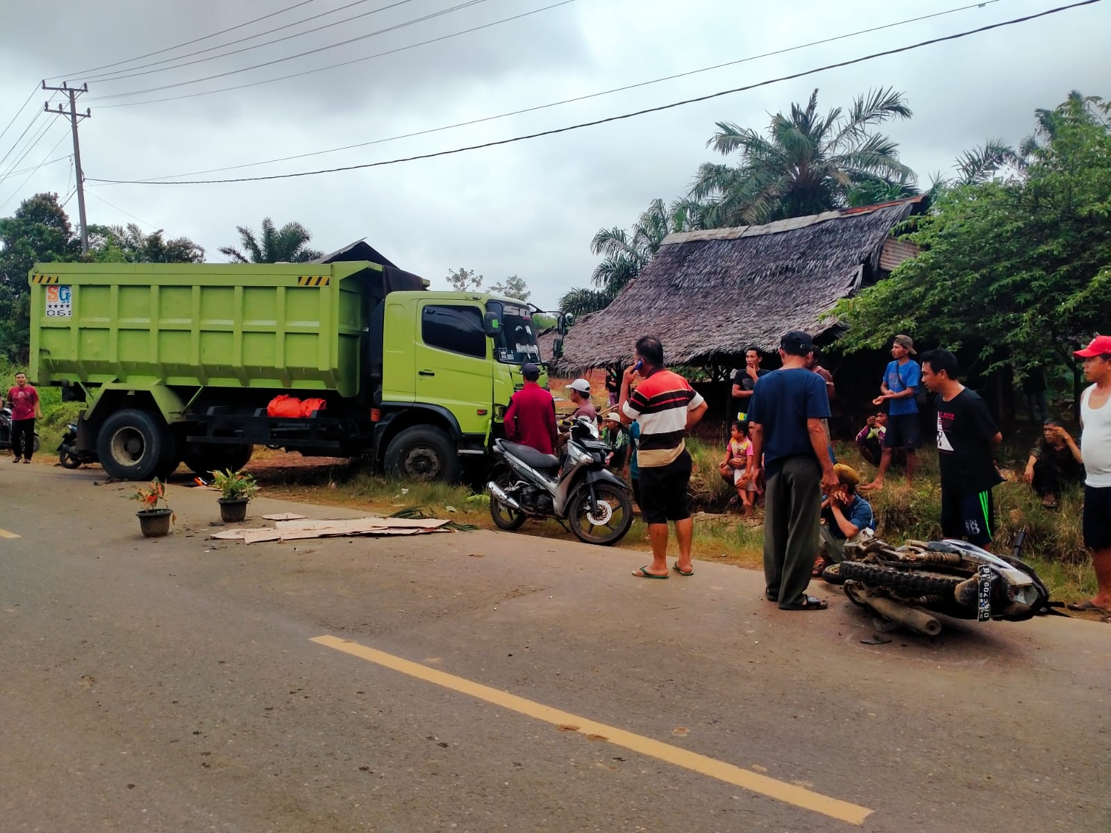 Motor Vs Truk, Pemuda Air Besi Tewas