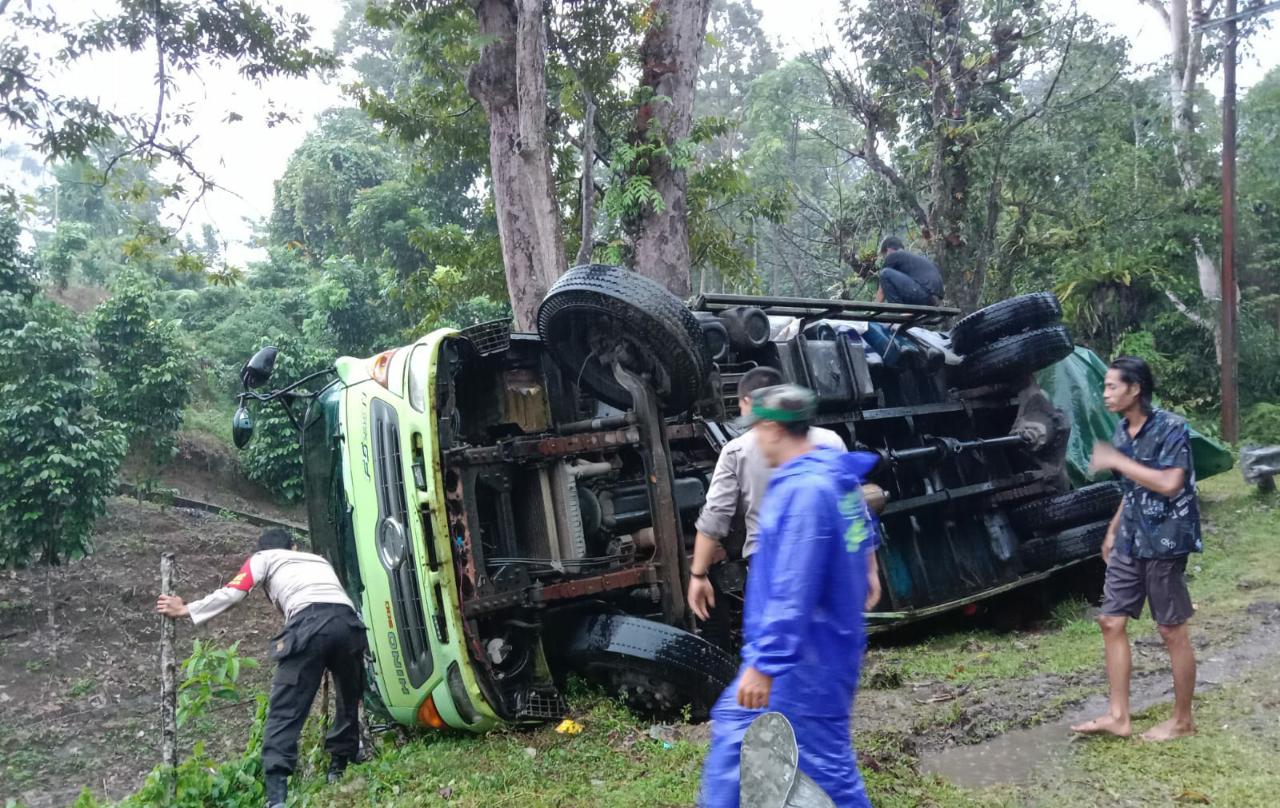 Truk Muatan 12 Ton Roti Mayora Terbalik di Kaur