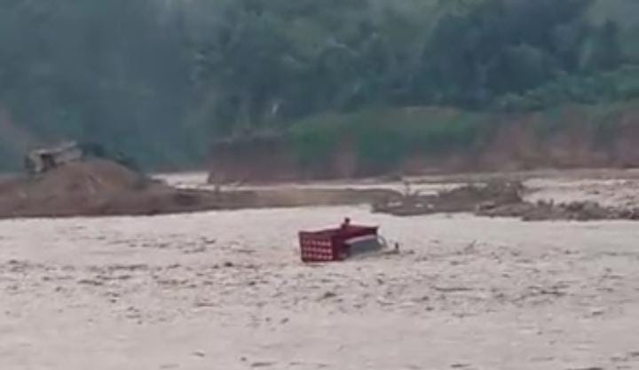 Truk Terjebak Banjir di Sungai