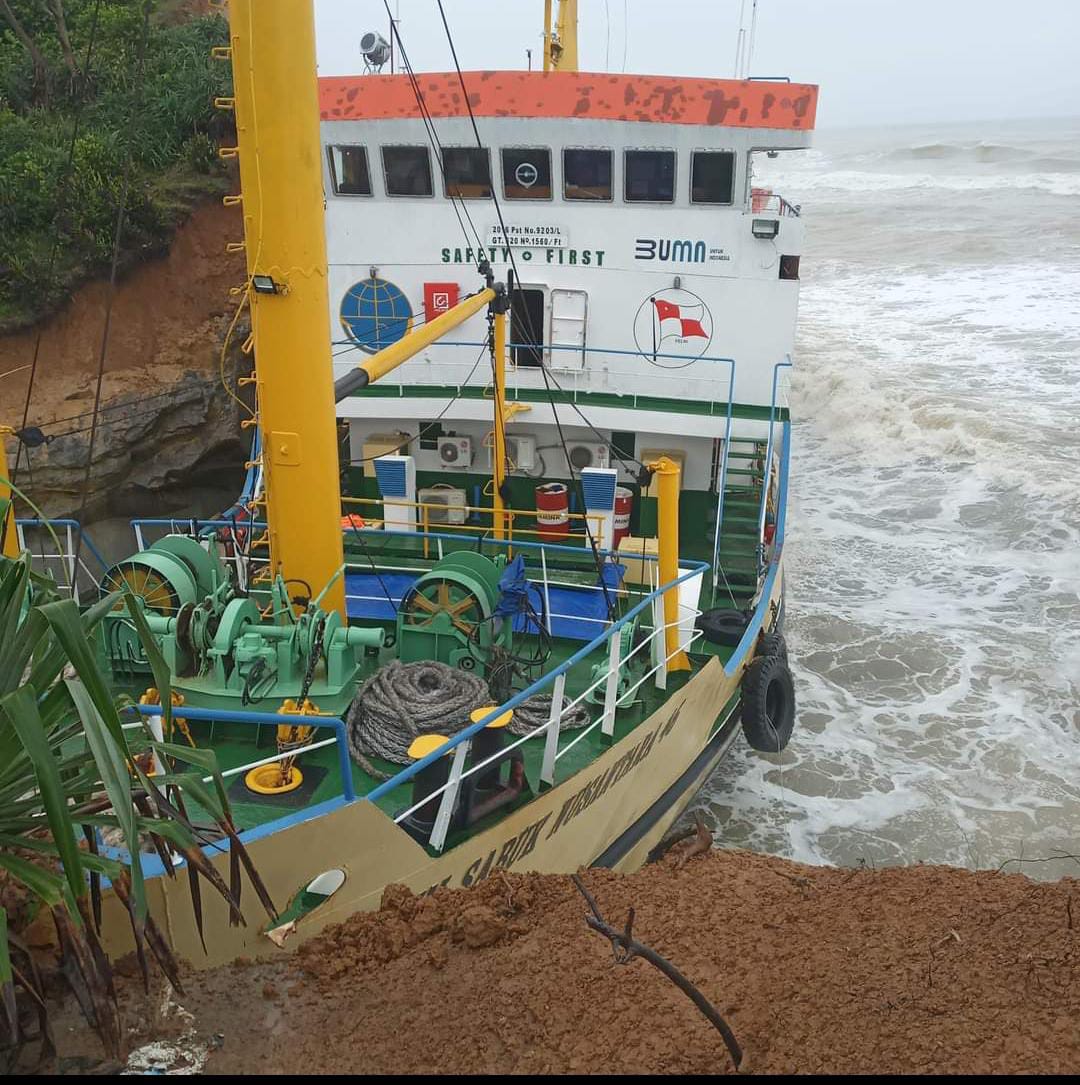 Mesin Kapal Bermasalah, KM Sabuk Nusantara Kandas di Perairan Bengkulu Selatan,