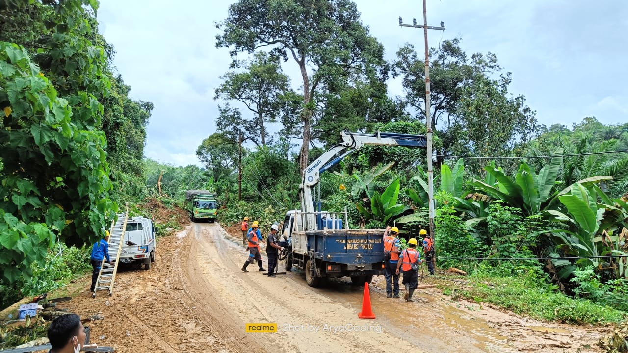 Longsor Robohkan 3 Tiang Listrik Di Desa Air Teras