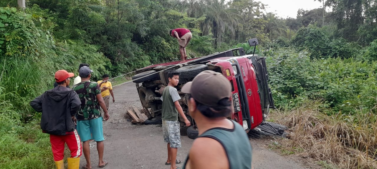 Jalan Puguk Amblas, Truk Muatan Material Program BSPS Terguling