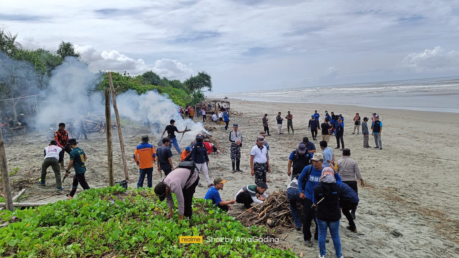 Warga Pesisir Aksi Bersih Pantai Pasar Seluma