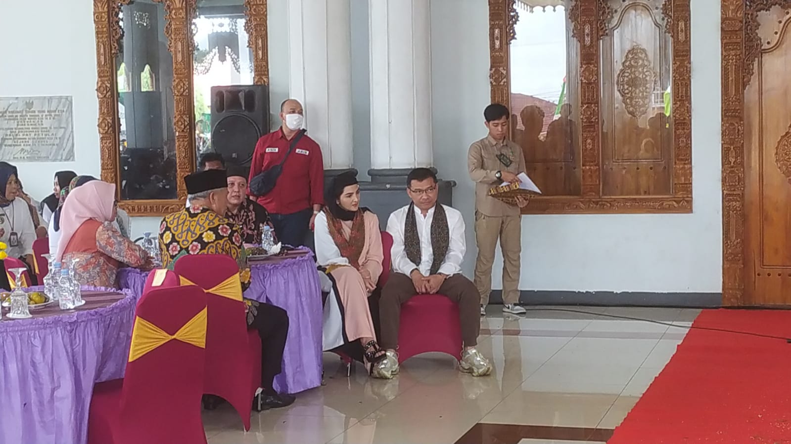 Tiba di Rejang Lebong Anang dan Ashanty Disambut Tari Adat